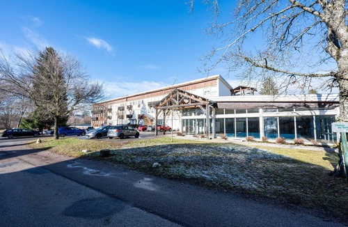 Saint-Laurent-en-Grandvaux Apartment | Le P'tit Bois - Piscine partagée