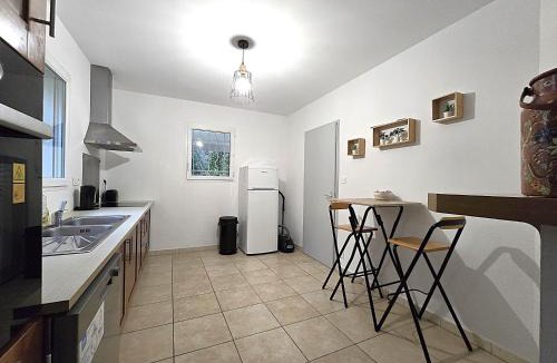 Montech House | Le Parc Jean Édouard - Spa avec jacuzzi privé - Superbe villa 4 chambres - 9 couchages - 6 lits - Cheminée électrique - Parking - Climatisation réversible- Terrasse ombragée et grand jardin