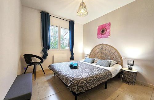 Montech House | Le Parc Jean Édouard - Spa avec jacuzzi privé - Superbe villa 4 chambres - 9 couchages - 6 lits - Cheminée électrique - Parking - Climatisation réversible- Terrasse ombragée et grand jardin