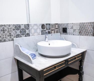 Roquemaure Apartment | Le Pastel