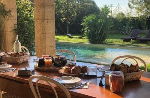 Aimargues Bed & Breakfast | Le Patio, chambres d hôtes pour adultes en Camargue, possibilité de naturisme à la piscine,