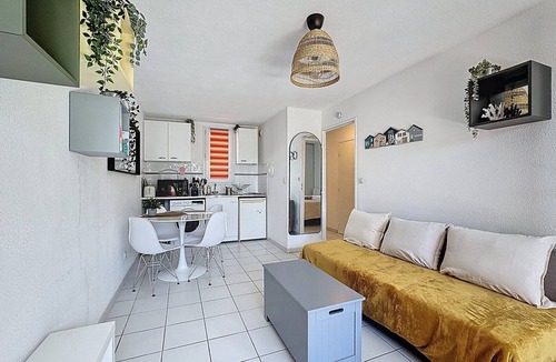 Perols Apartment | Le Patio de Santa Monica, 5 min from sea, 2 stars