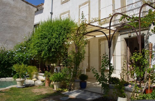 Verzeille Bed & Breakfast | Le Patio Des Senteurs