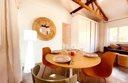 Costieres House | Le patio, jardin privatif, tennis