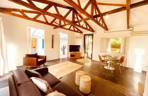 Costieres House | Le patio, jardin privatif, tennis