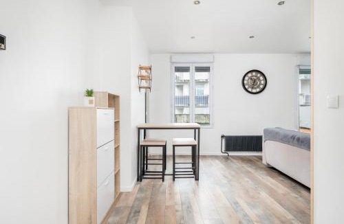 Anatole France Danton Apartment | Le Patio Urbain