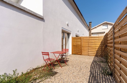 Decines-Charpieu Apartment | Le Patio Zen