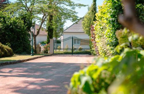 Sarge-les-le-Mans Villa | Le Patis et sa piscine