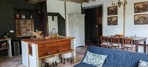 Vernoil-le-Fourrier House | Le Pavillon de Chasse - Castle view - Digital detox