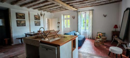 Vernoil-le-Fourrier House | Le Pavillon de Chasse - Castle view - Digital detox