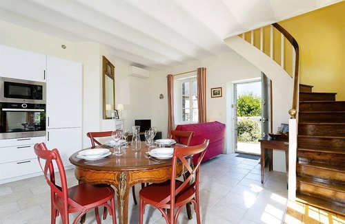 Nazelles-Negron House | Le Pavillon des Tourelles