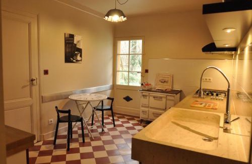 La Brede House | Le Pavillon du Lac