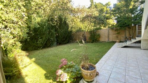 Maurepas Bed & Breakfast | Le Pavillon Rennais - Garden Cottage
