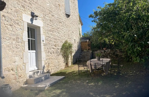 Montcuq Apartment | Le Petit Bousquet, studio in beautiful house with pool, sleeps 3
