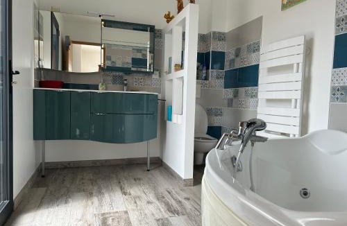 Saint-Paul-Trois-Chateaux House | le petit versaille