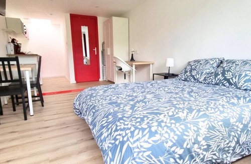 Avesnes-sur-Helpe Apartment | Le petit château Avesnois - Studio with terrace on garden level