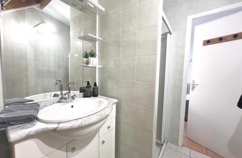 Cerizay Apartment | Le Petit Cocon - Lumineux & Confortable