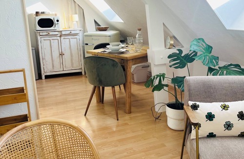 Vaucelles Apartment | Le Petit Cosy - King Size Bed, Quiet & Parking