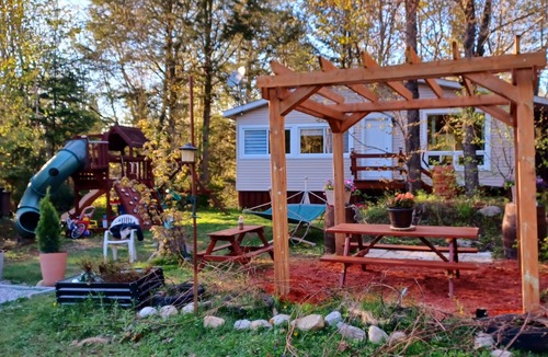 Montpellier House | Le petit cottage du grand boisé - with wood-fired outdoor spa.