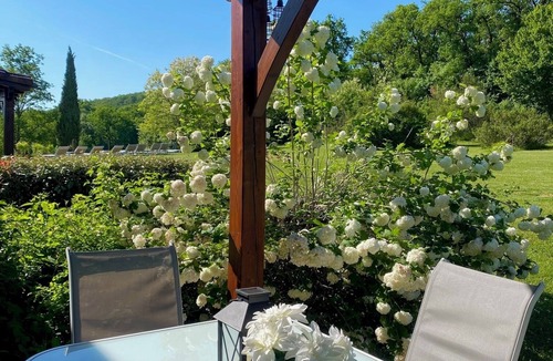Degagnac House | LE Petit DUC Half Vrijstaande Ruime Bungalow met Privé Terras en Zwembad