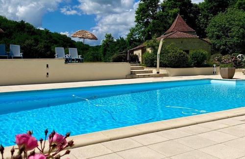 Degagnac House | LE Petit DUC Half Vrijstaande Ruime Bungalow met Privé Terras en Zwembad