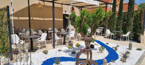 Saint-Quentin-la-Poterie Bed & Breakfast | Le Petit Eden