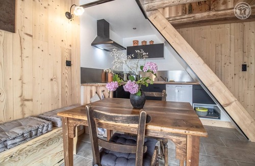 Corbel House | Le Petit Gîte En Bois Des Charmi