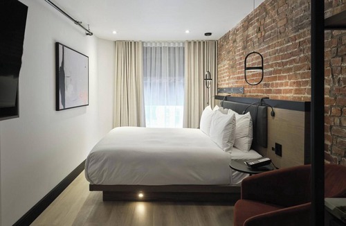 Old Montreal Hotel | Le Petit Hôtel Vieux-Montréal | Notre-Dame