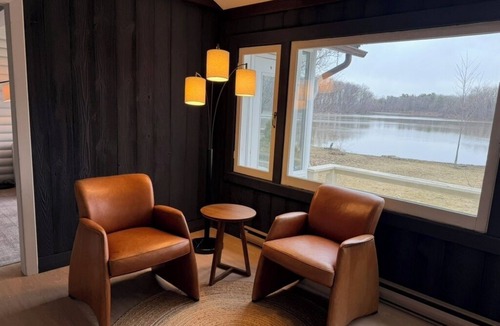 Fabreville Ski Chalet | Le Petit Manitou | Waterfront Chalet 20 min from Montréal in Laval