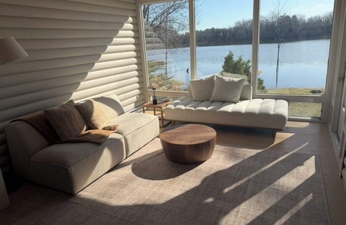 Fabreville Ski Chalet | Le Petit Manitou | Waterfront Chalet 20 min from Montréal in Laval