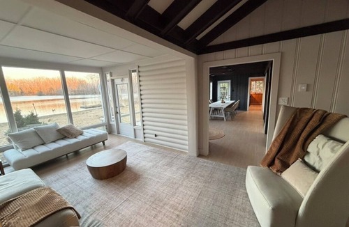 Fabreville Ski Chalet | Le Petit Manitou | Waterfront Chalet 20 min from Montréal in Laval