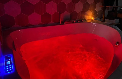 Le Mesnil-en-Vallee House | Le petit nous- Gîte cosy avec jacuzzi en Anjou