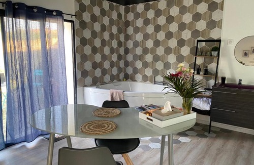 Le Mesnil-en-Vallee House | Le petit nous- Gîte cosy avec jacuzzi en Anjou