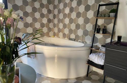 Le Mesnil-en-Vallee House | Le petit nous- Gîte cosy avec jacuzzi en Anjou