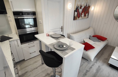 Brive-la-Gaillarde Apartment | Le Petit Paradis.