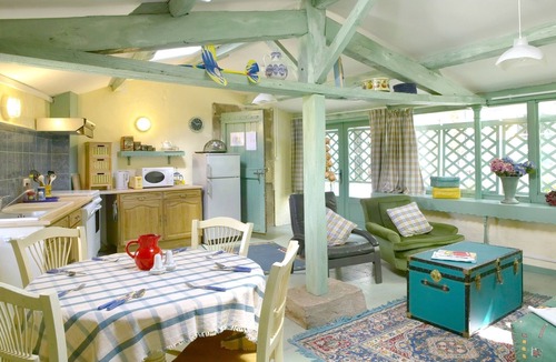 Cordes-sur-Ciel Cottage | Le Petit Pavillon de La Gaudane with garden and swimming pool in Cordes sur Ciel itself