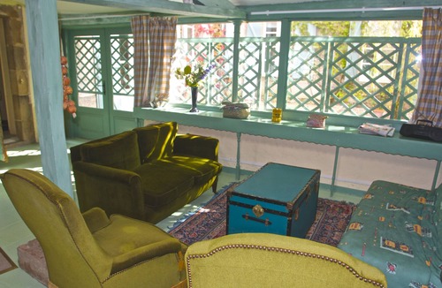 Cordes-sur-Ciel Cottage | Le Petit Pavillon de La Gaudane with garden and swimming pool in Cordes sur Ciel itself