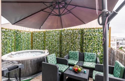 Saint-Denis Apartment | LE PETIT SÉSAME appartement 70m2 avec terrasse et jacuzzi cosy idéal groupe, capacité 6 personnes , 2 chambres,canapé lit, proche Stade De France, Wifi Parking privé très bon rapport qualité prix