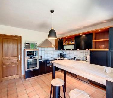 Vains House | Le Petit Saint-Léonard