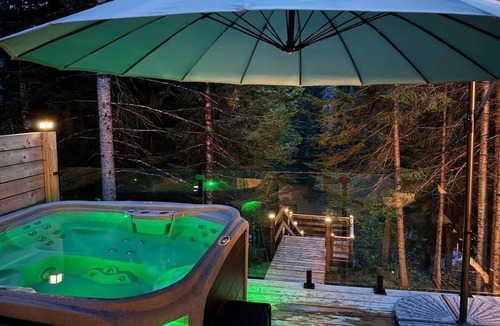 Rawdon House | Le Petit Saphir | Cozy stay with spa & pool table