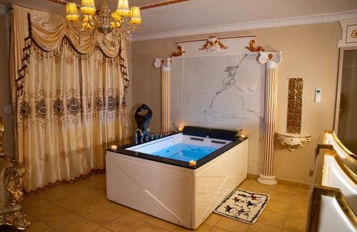 Vernon Apartment | Le Petit Versailles - Love Room Spa