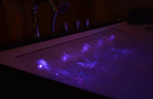 Vernon Apartment | Le Petit Versailles - Love Room Spa