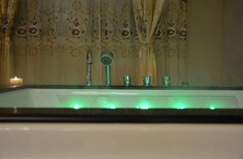 Vernon Apartment | Le Petit Versailles - Love Room Spa