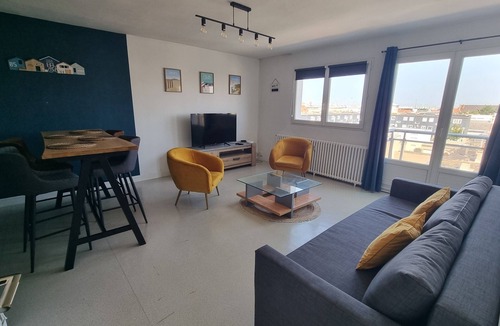 Calais City Center Apartment | Le Phare magnificent apartment with balcony