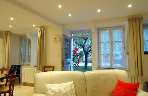 Flavigny-sur-Ozerain House | Le Piano