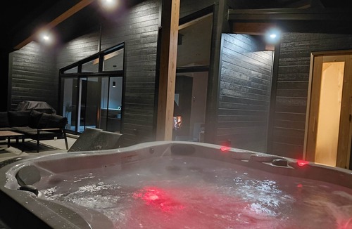 Notre-Dame-Des-Bois Ski Chalet | Le Pic Étoilé: Spa/Sauna/Cold bath in the woods - relaxation under the stars