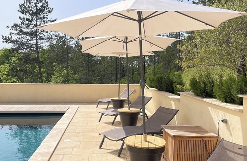 Saint-Germain-de-Belves Villa | Le Pigeonnier, private heated swimming pool, green setting, fiberglassed accommodation