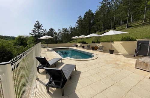 Saint-Germain-de-Belves Villa | Le Pigeonnier, private heated swimming pool, green setting, fiberglassed accommodation