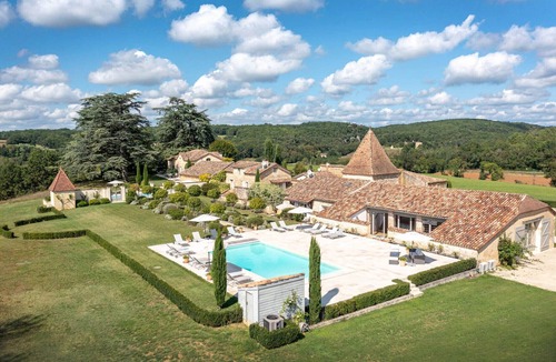 Salles House | Le Pigeonnier wonderful Gite adjoining the pool terrace