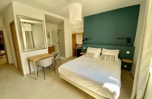 Martignargues House | LE PONT Junior Luxury Suite with private Jacuzzi